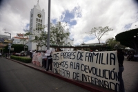 Miércoles 24 de febrero. Estudiantes de la Escuela Normal Rural Mactumatza se manifiestan este medio día en el atrio de la Catedral de esta ciudad para exigir que se cumplan las promesas de equipamiento por parte de las autoridades de la Subsecretaria de 