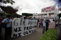 Miércoles 24 de febrero. Estudiantes de la Escuela Normal Rural Mactumatza se manifiestan este medio día en el atrio de la Catedral de esta ciudad para exigir que se cumplan las promesas de equipamiento por parte de las autoridades de la Subsecretaria de 