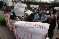 Miércoles 24 de febrero. Estudiantes de la Escuela Normal Rural Mactumatza se manifiestan este medio dÃa en el atrio de la Catedral de esta ciudad para exigir que se cumplan las promesas de equipamiento por parte de las autoridades de la Subsecretaria de Miércoles 24 de febrero. Estudiantes de la Escuela Normal Rural Mactumatza se manifiestan este medio dÃa en el atrio de la Catedral de esta ciudad para exigir que se cumplan las promesas de equipamiento por parte de las autoridades de la Subsecretaria de