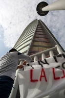 202210630. Tuxtla G. Estudiantes de la Normal Rural Mactumatza protestan esta mañana en la Torre Chiapas