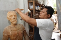Lunes 4 de enero del 2016. Chiapa de Corzo. Rosel González Montoya, artesano de la comunidad de la ribera del Grijalva nos platica en entrevista de la visita que realizara al Papa Francisco en el Vaticano donde llevo la imagen de la Virgen María tallada e