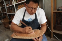Lunes 4 de enero del 2016. Chiapa de Corzo. Rosel González Montoya, artesano de la comunidad de la ribera del Grijalva nos platica en entrevista de la visita que realizara al Papa Francisco en el Vaticano donde llevo la imagen de la Virgen María tallada e