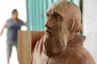 Lunes 4 de enero del 2016. Chiapa de Corzo. Rosel González Montoya, artesano de la comunidad de la ribera del Grijalva nos platica en entrevista de la visita que realizara al Papa Francisco en el Vaticano donde llevo la imagen de la Virgen MarÃa tallada e Lunes 4 de enero del 2016. Chiapa de Corzo. Rosel González Montoya, artesano de la comunidad de la ribera del Grijalva nos platica en entrevista de la visita que realizara al Papa Francisco en el Vaticano donde llevo la imagen de la Virgen MarÃa tallada e