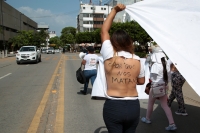 20230717. Tuxtla. Caminata permanente por las desaparecidas. Las madres en resistencia. Espaldas desnudas.