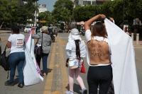 20230717. Tuxtla. Caminata permanente por las desaparecidas. Las madres en resistencia. Espaldas desnudas.