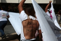 20230717. Tuxtla. Caminata permanente por las desaparecidas. Las madres en resistencia. Espaldas desnudas.