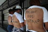 20230717. Tuxtla. Caminata permanente por las desaparecidas. Las madres en resistencia. Espaldas desnudas.