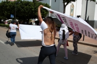 20230717. Tuxtla. Caminata permanente por las desaparecidas. Las madres en resistencia. Espaldas desnudas.