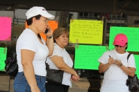 Domingo 8 de mayo. Madres y familiares de las presas en el penal del Amate que iniciaran una jornada de protestas dentro del centro de readaptación social realizan un plantón en las entradas del edificio de la administración estatal en la plaza central de