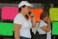 Domingo 8 de mayo. Madres y familiares de las presas en el penal del Amate que iniciaran una jornada de protestas dentro del centro de readaptación social realizan un plantón en las entradas del edificio de la administración estatal en la plaza central de