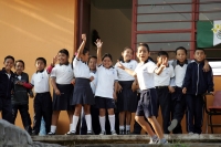 Viernes 8 de octubre. Padres de familia de la escuela primaria Justo Sierra se reúnen esta mañana en las instalaciones de este centro educativo para exigir a las autoridades que se aplicada la ley al director de este plantel, luego que el día de ayer fuer