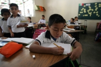 Viernes 8 de octubre. Padres de familia de la escuela primaria Justo Sierra se reúnen esta mañana en las instalaciones de este centro educativo para exigir a las autoridades que se aplicada la ley al director de este plantel, luego que el dÃa de ayer fuer Viernes 8 de octubre. Padres de familia de la escuela primaria Justo Sierra se reúnen esta mañana en las instalaciones de este centro educativo para exigir a las autoridades que se aplicada la ley al director de este plantel, luego que el dÃa de ayer fuer