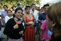 Viernes 8 de octubre. Padres de familia de la escuela primaria Justo Sierra se reúnen esta mañana en las instalaciones de este centro educativo para exigir a las autoridades que se aplicada la ley al director de este plantel, luego que el día de ayer fuer
