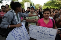Viernes 8 de octubre. Padres de familia de la escuela primaria Justo Sierra se reúnen esta mañana en las instalaciones de este centro educativo para exigir a las autoridades que se aplicada la ley al director de este plantel, luego que el día de ayer fuer