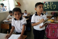 Viernes 8 de octubre. Padres de familia de la escuela primaria Justo Sierra se reúnen esta mañana en las instalaciones de este centro educativo para exigir a las autoridades que se aplicada la ley al director de este plantel, luego que el día de ayer fuer
