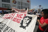 Martes 2 de febrero. El magisterio federal vuelve a salir a las calles de Tuxtla para manifestarse y exigir las demandas laborales en el estado. Los maestros de las diferentes zonas escolares bloquearon varias avenidas de la capital exigiendo la renuncia 
