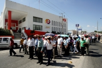 Martes 2 de febrero. El magisterio federal vuelve a salir a las calles de Tuxtla para manifestarse y exigir las demandas laborales en el estado. Los maestros de las diferentes zonas escolares bloquearon varias avenidas de la capital exigiendo la renuncia 