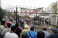 Por tercer día consecutivo continúan los conflictos al interior de la Sección VII el magisterio federal en Chiapas; bloqueos carreteros y la toma de las instalaciones en el libramiento norte de la ciudad de Tuxtla Gutiérrez son contantes en estos días. Es