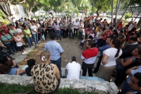 Viernes 26 de agosto del 2016. Tuxtla Gutiérrez. Padres de familia se reúnen en el parque de la Colonia Bienestar Social con representantes del Movimiento Magisterial en Contra de las Reformas Educativas para plantear las alternativas para la educación de