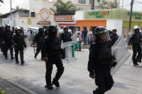 Viernes 15 de abril del 2016. Tuxtla Gutiérrez. Varios autos incendiados, personas golpeadas y una decena de detenidos es el resultado del enfrentamiento entre militante de la CNTE y las corporaciones policiacas durante los bloqueos de acceso a la capital