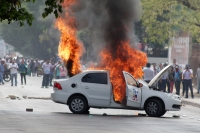Viernes 15 de abril del 2016. Tuxtla Gutiérrez. Varios autos incendiados, personas golpeadas y una decena de detenidos es el resultado del enfrentamiento entre militante de la CNTE y las corporaciones policiacas durante los bloqueos de acceso a la capital