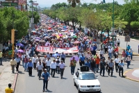 Lunes 4 de junio del 2012. Tuxtla Gutiérrez, Chiapas. El magisterio chiapaneco se manifiesta con una marcha desde el oriente de la ciudad hacia la Plaza Central donde inician un plantón indefinido. Foto: Hormiguita Silenciosa.