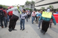 Jueves 15 de mayo del 2014. Tuxtla Gutiérrez. El magisterio chiapaneco marcha este medio día conmemorando el día del maestro en las calles de la capital de  este estado del sureste de México.