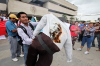 Jueves 15 de mayo del 2014. Tuxtla Gutiérrez. El magisterio chiapaneco marcha este medio día conmemorando el día del maestro en las calles de la capital de  este estado del sureste de México.