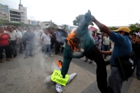 Jueves 15 de mayo del 2014. Tuxtla Gutiérrez. El magisterio chiapaneco marcha este medio día conmemorando el día del maestro en las calles de la capital de  este estado del sureste de México.
