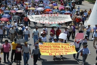 Lunes 4 de junio del 2012. Tuxtla Gutiérrez, Chiapas. El magisterio chiapaneco se manifiesta con una marcha desde el oriente de la ciudad hacia la Plaza Central donde inician un plantón indefinido. Foto: Hormiguita Silenciosa.