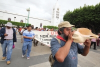 Jueves 15 de mayo del 2014. Tuxtla Gutiérrez. El magisterio chiapaneco marcha este medio día conmemorando el día del maestro en las calles de la capital de  este estado del sureste de México.