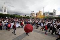 Jueves 15 de mayo del 2014. Tuxtla Gutiérrez. El magisterio chiapaneco marcha este medio día conmemorando el día del maestro en las calles de la capital de  este estado del sureste de México.
