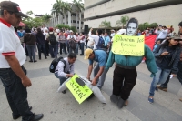 Jueves 15 de mayo del 2014. Tuxtla Gutiérrez. El magisterio chiapaneco marcha este medio dÃa conmemorando el dÃa del maestro en las calles de la capital de  este estado del sureste de México. Jueves 15 de mayo del 2014. Tuxtla Gutiérrez. El magisterio chiapaneco marcha este medio dÃa conmemorando el dÃa del maestro en las calles de la capital de  este estado del sureste de México.