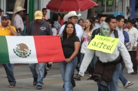 Jueves 15 de mayo del 2014. Tuxtla Gutiérrez. El magisterio chiapaneco marcha este medio día conmemorando el día del maestro en las calles de la capital de  este estado del sureste de México.