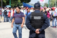 Lunes 12 de octubre del 2015. Tuxtla Gutiérrez. Bajo el intenso sol del sureste de México, elementos de las corporaciones policiacas federales y estatales se mantiene el resguardo de las entradas carreteras de la capital del estado de Chiapas, esto durant