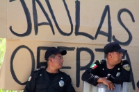 Lunes 12 de octubre del 2015. Tuxtla Gutiérrez. Bajo el intenso sol del sureste de México, elementos de las corporaciones policiacas federales y estatales se mantiene el resguardo de las entradas carreteras de la capital del estado de Chiapas, esto durant Lunes 12 de octubre del 2015. Tuxtla Gutiérrez. Bajo el intenso sol del sureste de México, elementos de las corporaciones policiacas federales y estatales se mantiene el resguardo de las entradas carreteras de la capital del estado de Chiapas, esto durant