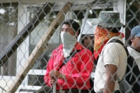 Maestros de la Zona Altos del sistema educativo se plantan este medio día en las instalaciones de los Servicios Educativos de Chiapas para continuar con las protestas exigiendo la renuncia de los encargados de la Zona Escolar mientras que elementos de la 