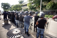 Maestros de la Zona Altos del sistema educativo se plantan este medio día en las instalaciones de los Servicios Educativos de Chiapas para continuar con las protestas exigiendo la renuncia de los encargados de la Zona Escolar mientras que elementos de la 