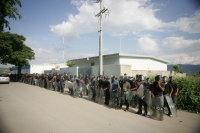 Maestros de la Zona Altos del sistema educativo se plantan este medio día en las instalaciones de los Servicios Educativos de Chiapas para continuar con las protestas exigiendo la renuncia de los encargados de la Zona Escolar mientras que elementos de la 