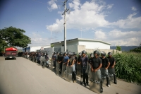 Maestros de la Zona Altos del sistema educativo se plantan este medio día en las instalaciones de los Servicios Educativos de Chiapas para continuar con las protestas exigiendo la renuncia de los encargados de la Zona Escolar mientras que elementos de la 