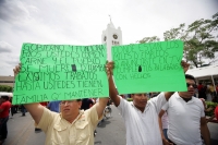 Maestros sindicalistas y trabajadores de salud se manifiestan esta mañana en las ciudades de San Cristóbal de las Casas, Comitán y Tuxtla, donde realizan bloqueos y cierre de avenidas y carreteras, así como la toma de instalaciones de CFe.