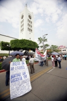 Maestros de la sección 40 se manifiestan bloqueando las principales calles de esta ciudad.