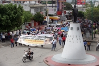 Maestros de las diferentes zonas del estado se manifiestan este medio día, marchando por la avenida central desde la Fuente de la Diana hasta el centro de la ciudad.