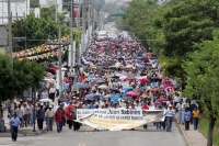 Maestros de las diferentes zonas del estado se manifiestan este medio día, marchando por la avenida central desde la Fuente de la Diana hasta el centro de la ciudad.