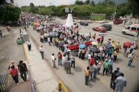 Maestros de las diferentes zonas del estado se manifiestan este medio día, marchando por la avenida central desde la Fuente de la Diana hasta el centro de la ciudad.