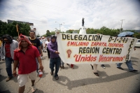 Maestros de las diferentes zonas del estado se manifiestan este medio día, marchando por la avenida central desde la Fuente de la Diana hasta el centro de la ciudad.