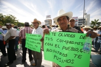 Viernes 19 de noviembre. Productores de maíz de diferentes regiones del estado de Chiapas se manifiestan en la plaza central de la ciudad de Tuxtla Gutiérrez para exigir al gobierno estatal que el apoyo para la producción agrícola sea incentivada para los