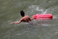 El Carmen Malacatan. Jueves18 de agosto. Pobladores de las comunidades guatemaltecas cercanas al territorio mexicano aprovechan el rio Suchiate para transportar Gasolina y algunos productos como alimentos y enlatados desde Chiapas, esto en las cercanías d
