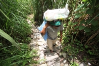 El Carmen Malacatan. Jueves18 de agosto. Pobladores de las comunidades guatemaltecas cercanas al territorio mexicano aprovechan el rio Suchiate para transportar Gasolina y algunos productos como alimentos y enlatados desde Chiapas, esto en las cercanías d