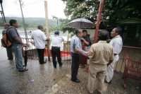 Lunes 27 de septiembre. Comerciantes y prestadores de servicio turísticos de Chiapa de Corzo observan como desaparece el malecón de esta ciudad